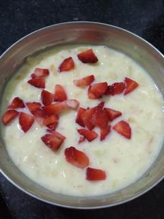 સ્ટ્રોબેરી એપલ ફ્રુટ કસ્ટર્ડ(Strawberry apple fruit custard recipe in Gujarati) રેસીપી મુખ્ય ફોટો