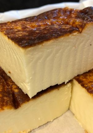 รูปของ Basque Burnt Cheesecake ชีสเค้กหน้าไหม้สัญชาติสเปน ค่ะ