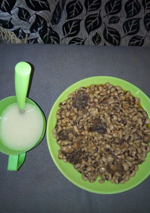 A picture of Beans porridge with garri.