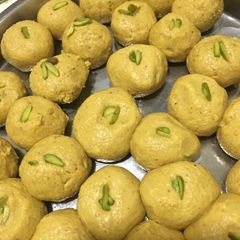 A picture of Besan ladoo.