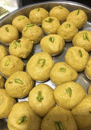 A picture of Besan ladoo.