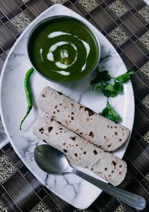 लहसुनी आलू पालक (lehsuni aloo palak recipe in Hindi) रेसिपी मुख्य फोटो