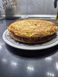 Tortilla de patata rellena de atún y queso manchego