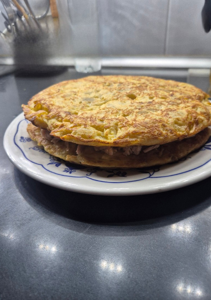 Una foto de Tortilla de patata rellena de atún y queso manchego