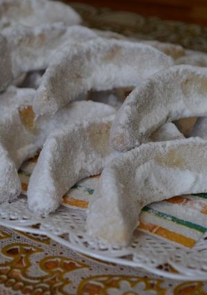 Una foto de Halwa Hilal dulce con forma de media luna/fácil y rápido