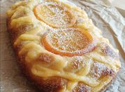 Una foto de brioche con crema pastelera