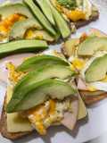 أفوكادو مع البيض والتركي وجبنة هافارتي🥑🥪🧀🍳