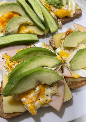 صورة لوصفة أفوكادو مع البيض والتركي وجبنة هافارتي🥑🥪🧀🍳