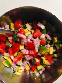 કાચી કેરી ટામેટા અને ડુંગળીનું સલાડ (Kachi Keri Tomato Dungri Salad Recipe In Gujarati) રેસીપી મુખ્ય ફોટો