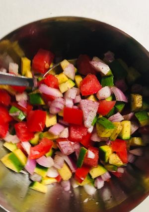 કાચી કેરી ટામેટા અને ડુંગળીનું સલાડ (Kachi Keri Tomato Dungri Salad Recipe In Gujarati) રેસીપી મુખ્ય ફોટો