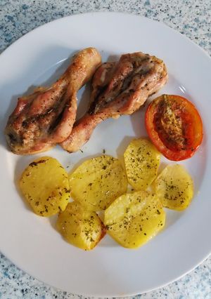 Una foto de Muslos de pollo al horno con patatas 🍗