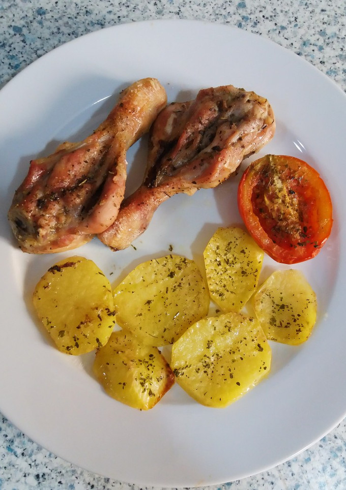 Una foto de Muslos de pollo al horno con patatas 🍗