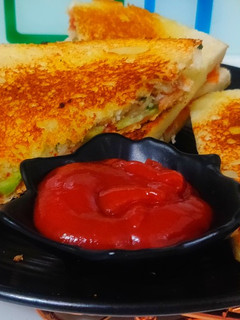 तवा ब्रेड सैंडविच(TAVA BREAD SANDWICH RECIPE IN HINDI) रेसिपी मुख्य फोटो