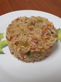 Una foto de Arroz salteado con verduras y jamón