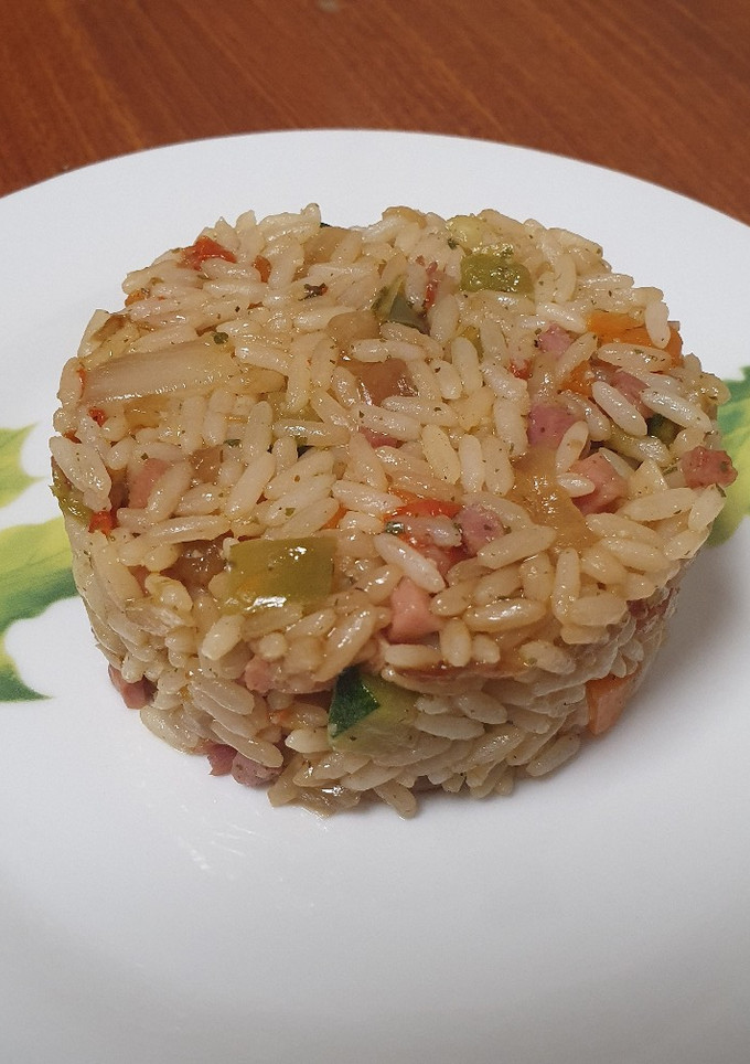 Una foto de Arroz salteado con verduras y jamón