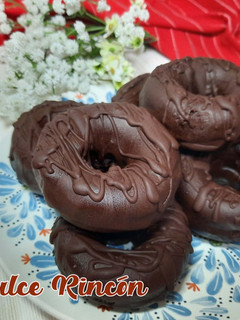 Una foto de 🍩DONUTS DE CALABAZA Y CHOCOLATE 🎃🍫 SIN AZÚCAR Y SIN GLUTEN