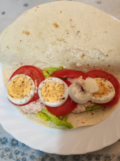 Una foto de Wraps de atún y huevo duro