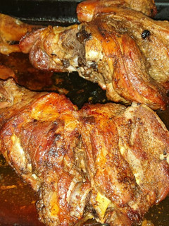 Una foto de Pierna y paletilla de cordero al horno 😋😋😋