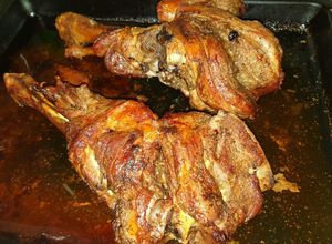 Una foto de Pierna y paletilla de cordero al horno 😋😋😋