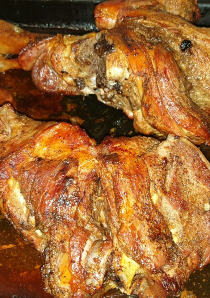 Una foto de Pierna y paletilla de cordero al horno 😋😋😋