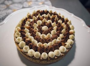 Foto di Crostata moderna con mousse al caffè e namelaka al doppio cioccolato