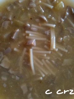 Una foto de Sopa de setas con tomate pintón
