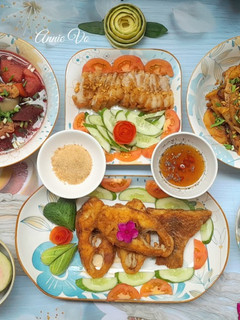 Hình của món Cơm nhà nhiều món ăn ngon.