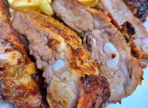 Foto principal de Costilla de cerdo en salsa bbq con corteza caramelizada