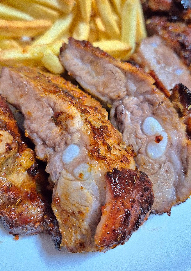 Una foto de Costilla de cerdo en salsa bbq con corteza caramelizada