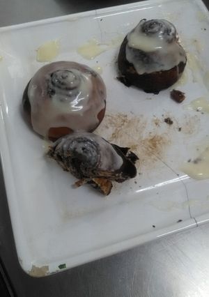 Una foto de CINNAMON BUNS (rollo de canela)