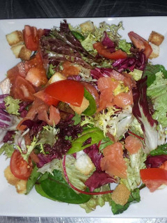 Una foto de Ensalada de salmón ahumado