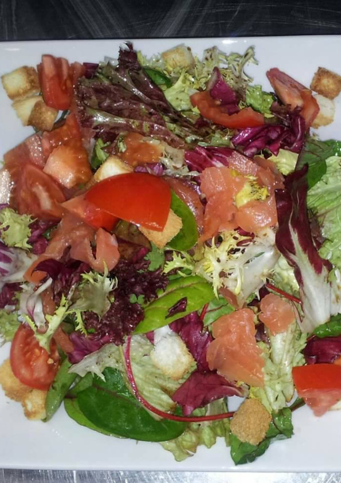 Una foto de Ensalada de salmón ahumado