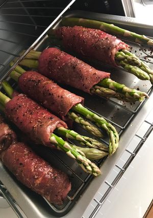 A picture of Wrapped asparagus.