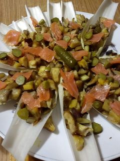 Una foto de Endivias con setas y salmón