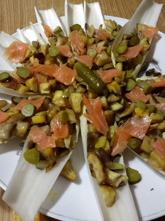Una foto de Endivias con setas y salmón