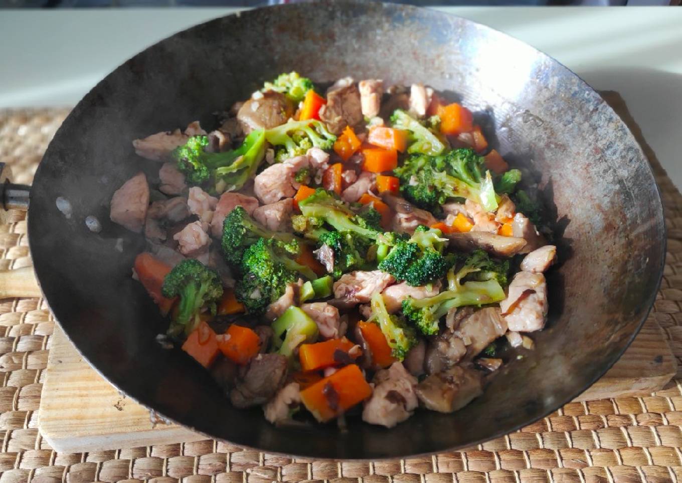 Wok de pavo en salsa de ostras 💰 1'90€ / ración