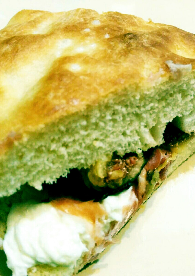 Una foto de Focaccia rápida con higos, jamón curado y queso mozzarella