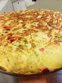 Una foto de Tortillón de patatas con pimiento rojo, verde y cebolla