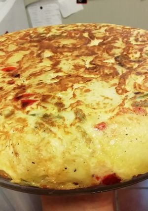 Foto principal de Tortillón de patatas con pimiento rojo, verde y cebolla