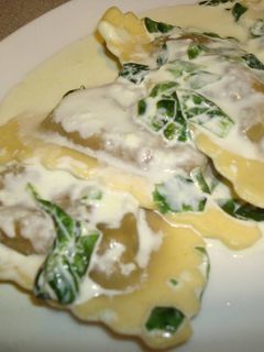 Una foto de Agnolotti de jabalí con salsa de espinacas