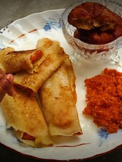 গাজরের হালুয়া স্টাফড ভাজা পাটিসাপ্টা (gajarer halwa stuffed bhaja patishapta recipe in Bengali) রেসিপির প্রধান ছবি