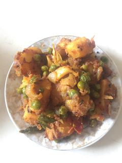 பட்டாணி உருளைக்கிழங்கு வறுவல் செய்முறை முக்கிய புகைப்படம்