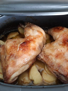 Una foto de Pollo con patatas asadas en tupperware