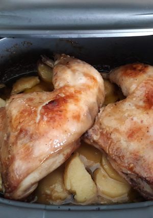 Una foto de Pollo con patatas asadas en tupperware