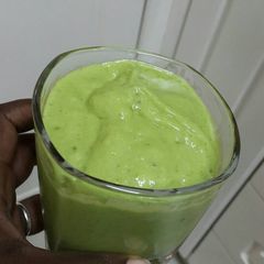A picture of Spinach and mango smoothie.