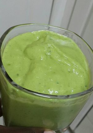 A picture of Spinach and mango smoothie.