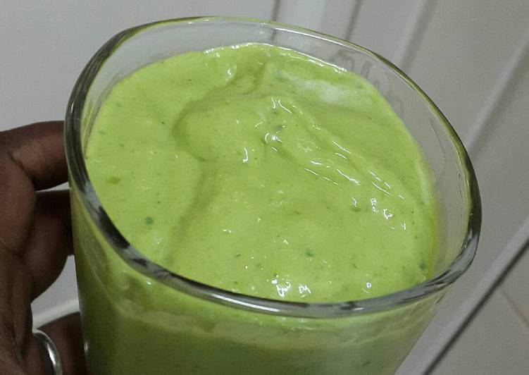 Spinach and mango smoothie