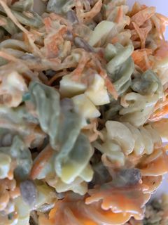 Una foto de Ensalada de pasta con aliño de salsa de yogur y aguacate 🥑🥗