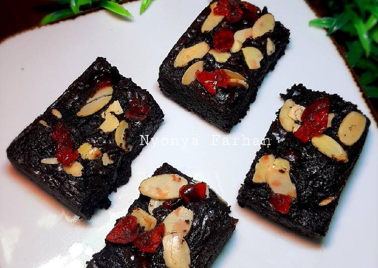 Cara Gampang Membuat Cherry Almond Brownies yang Bikin Ngiler