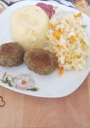 O poză a rețetei Chiftele cu carne de vițel și multă verdeață.